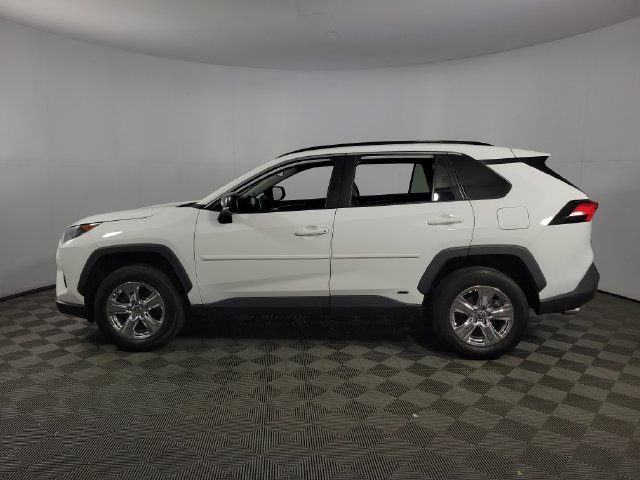 Used 2022 Toyota RAV4 LE AWD/4WD image 4