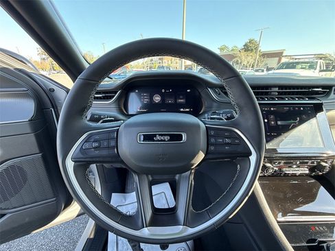 Used 2025 Jeep Grand Cherokee Altitude image 13