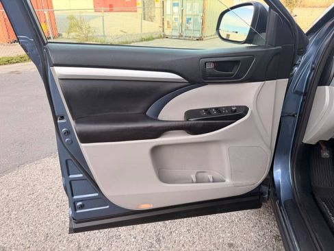 Used 2017 Toyota Highlander Plus w/ Carpet Mat Package FWD image 20