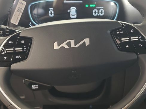 Used 2023 Kia Niro EX Touring image 9