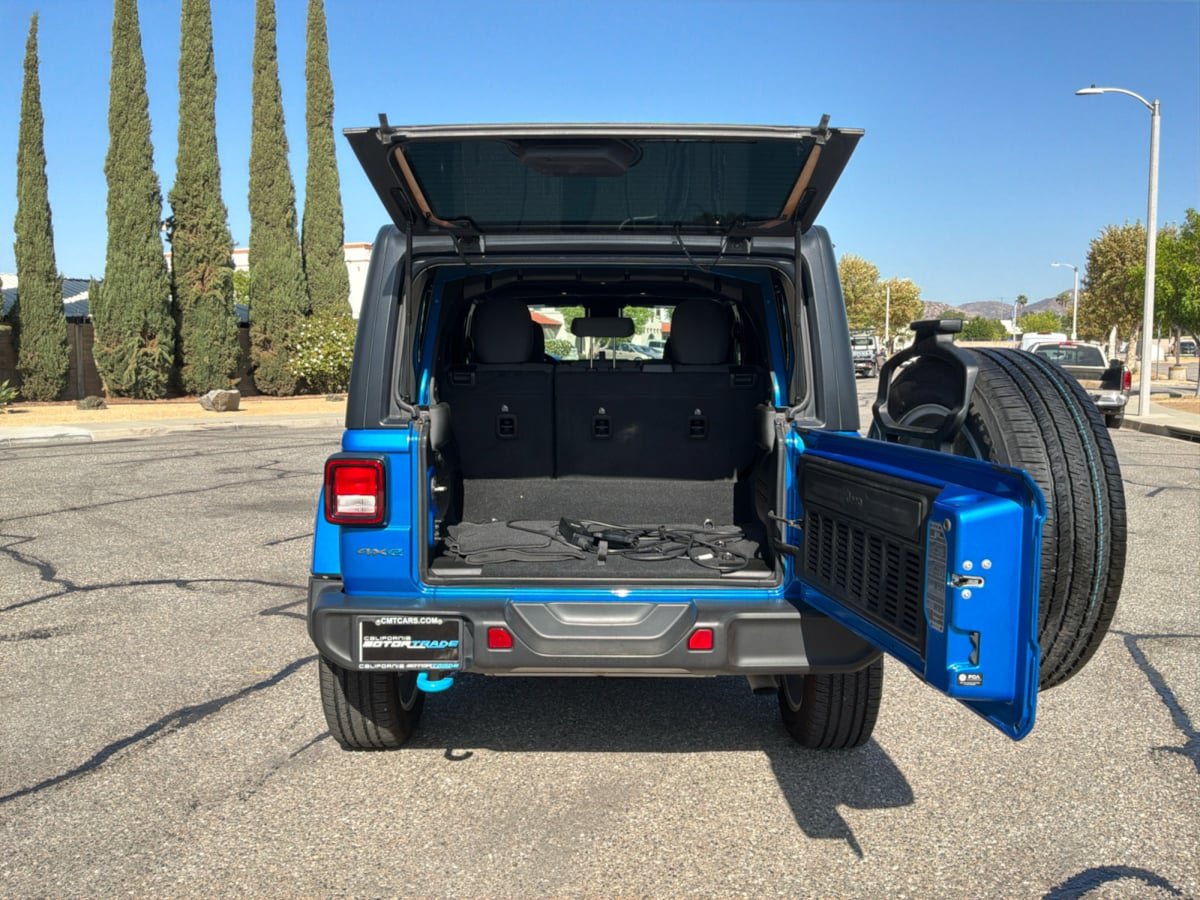 Used 2024 Jeep Wrangler Unlimited w/ Convenience Group AWD/4WD image 22