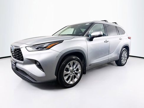Used 2023 Toyota Highlander Limited AWD/4WD image 3