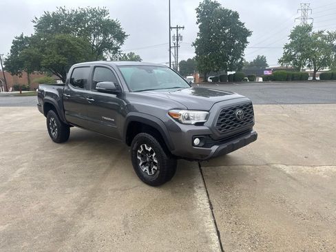 Used 2020 Toyota Tacoma TRD Off-Road AWD/4WD image 11