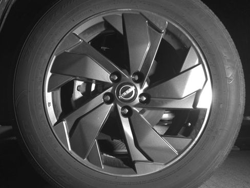 Used 2025 Nissan Rogue SV image 12