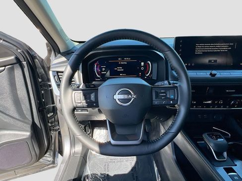 Used 2025 Nissan Rogue Platinum FWD image 11