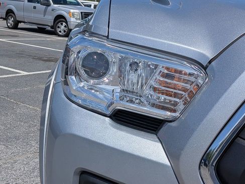 Used 2022 Toyota Tacoma SR5 AWD/4WD image 10