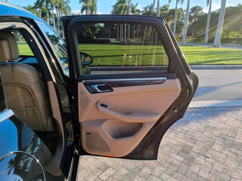 Used 2018 Porsche Macan Turbo image 28