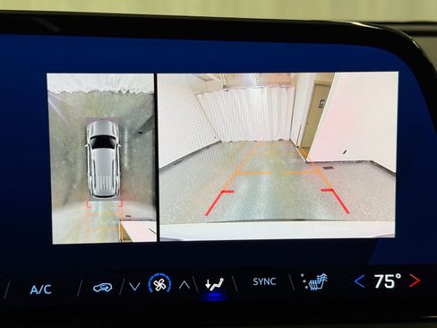 Used 2025 Chevrolet Traverse LT w/ Driver Confidence Package image 16