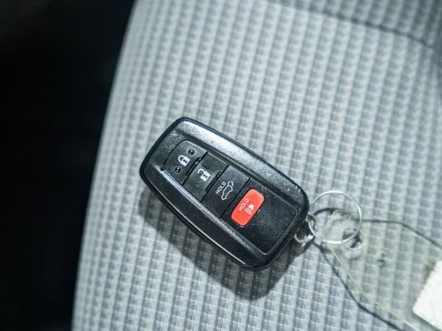 Used 2022 Toyota Highlander LE AWD/4WD image 47