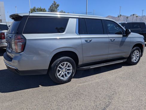 Used 2023 Chevrolet Suburban LS RWD image 2