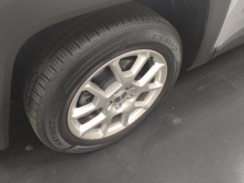 Used 2020 Jeep Renegade Latitude FWD image 31
