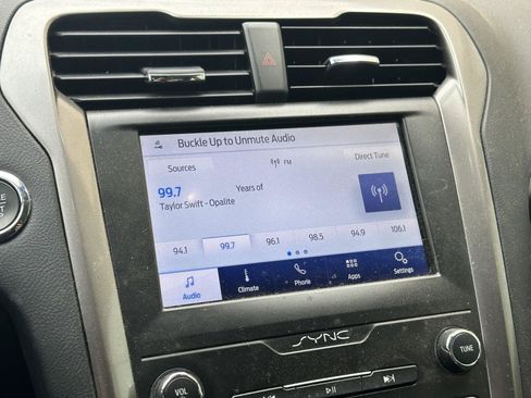 Used 2020 Ford Fusion SE FWD image 12