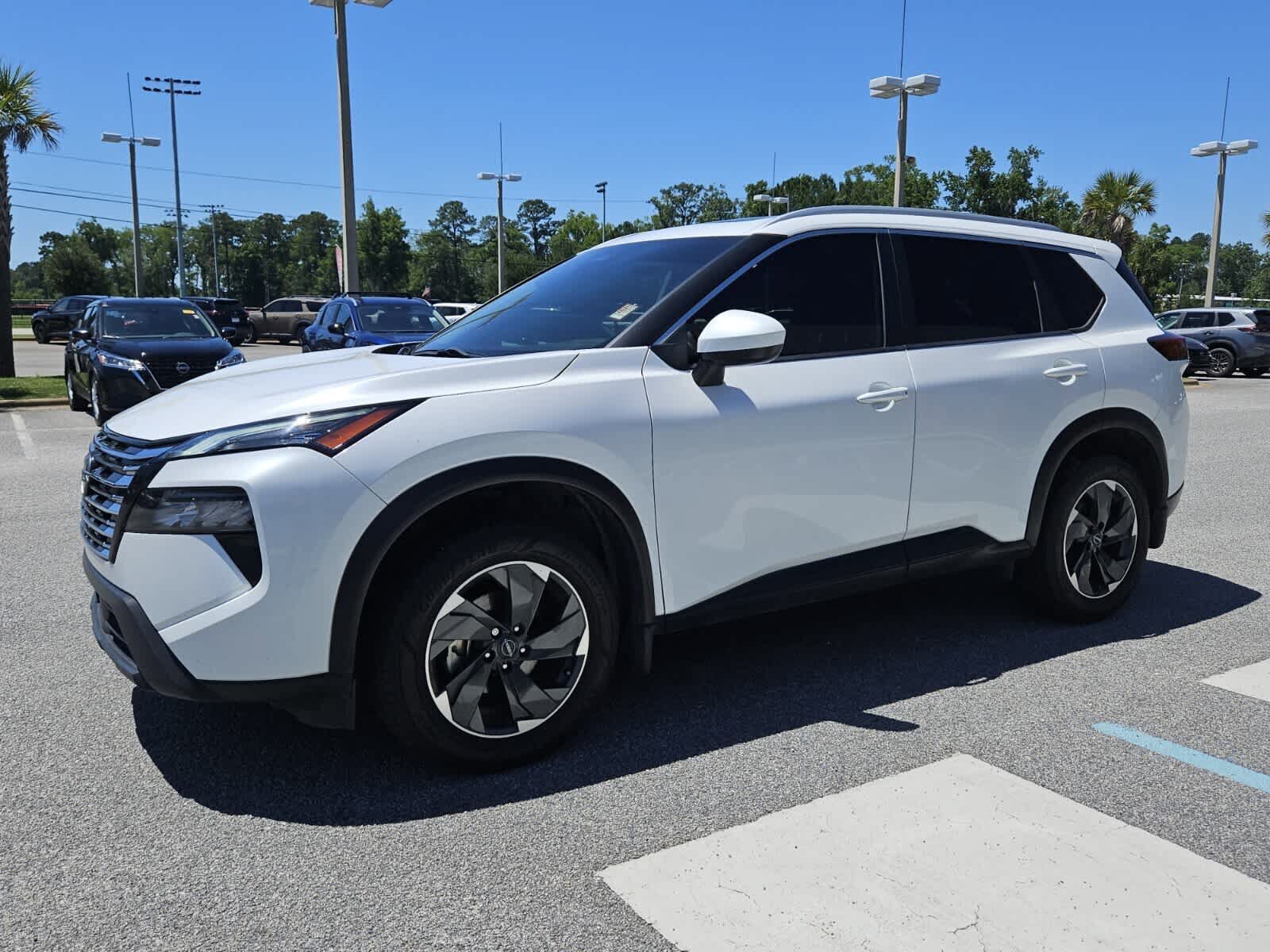 Used 2024 Nissan Rogue SV w/ SV Premium Package FWD image 2