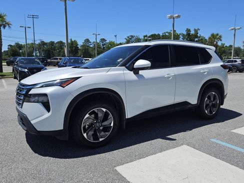 Used 2024 Nissan Rogue SV w/ SV Premium Package FWD image 2