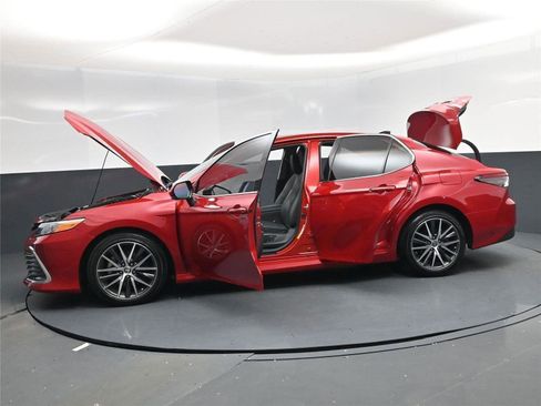 Used 2023 Toyota Camry XLE w/ Navigation Package image 32