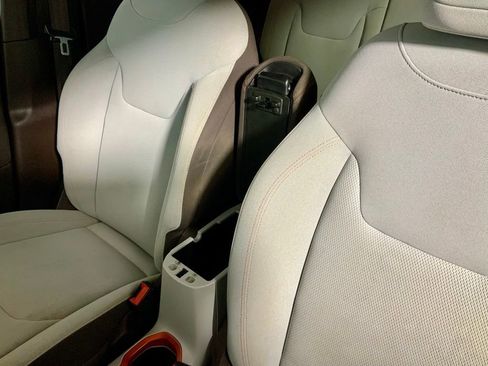 Used 2017 Jeep Renegade Latitude w/ Popular Equipment Group image 23