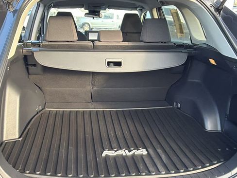 Used 2021 Toyota RAV4 LE image 27