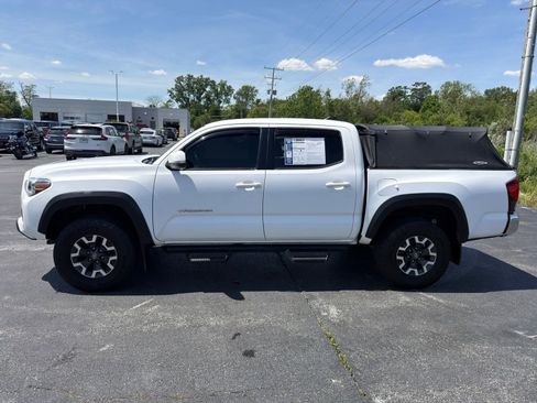 Used 2018 Toyota Tacoma TRD Off-Road AWD/4WD image 3