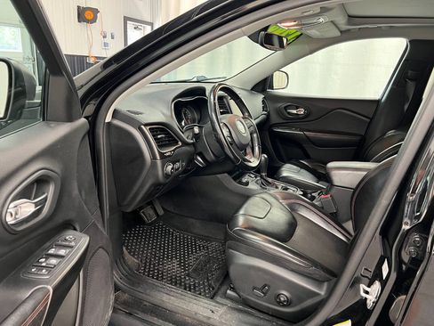 Used 2020 Jeep Cherokee Trailhawk w/ Comfort/Convenience Group AWD/4WD image 7