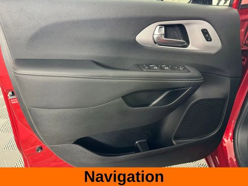 Used 2025 Chrysler Pacifica Limited image 10