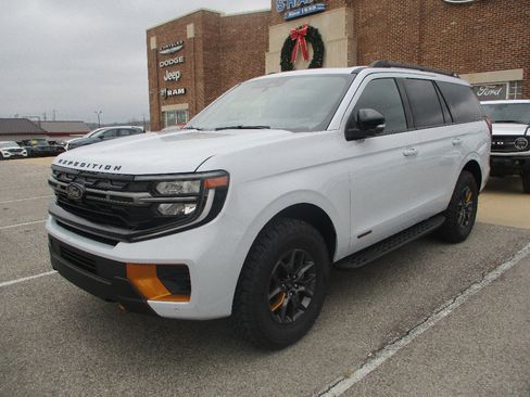 New 2026 Ford Expedition Platinum image 3