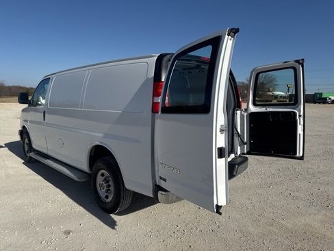 Used 2024 GMC Savana 2500 w/ Driver Convenience Package image 4