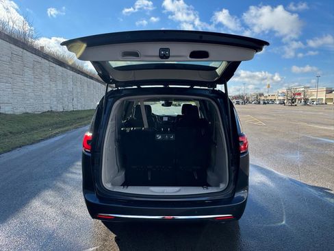 Used 2021 Chrysler Pacifica Touring-L FWD image 49