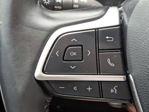 Used 2024 Toyota Highlander XLE FWD image 24