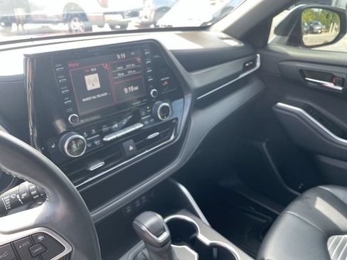 Used 2022 Toyota Highlander XSE FWD image 13