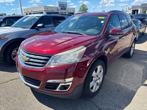 Used 2016 Chevrolet Traverse LT w/ Traveler's Package FWD image 2