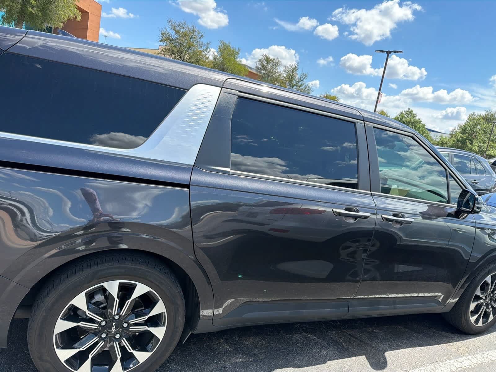 Certified 2024 Kia Carnival EX FWD image 4
