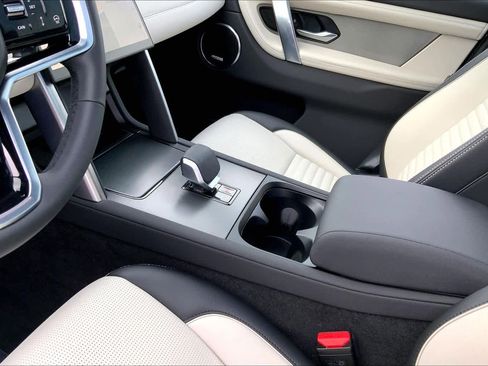 Used 2025 Land Rover Discovery Sport Dynamic SE image 16