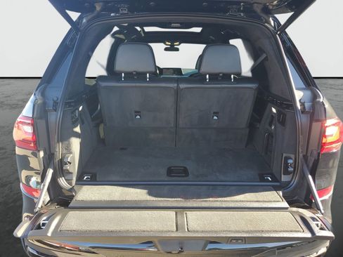Used 2021 BMW X7 M50i image 9