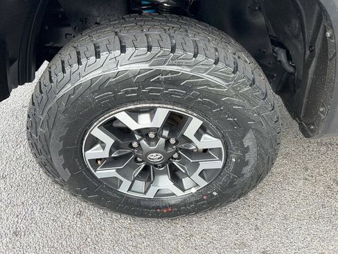 Used 2023 Toyota Tacoma TRD Off-Road w/ Technology Package AWD/4WD image 9