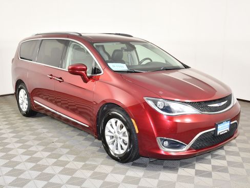 Used 2019 Chrysler Pacifica Touring-L FWD image 3