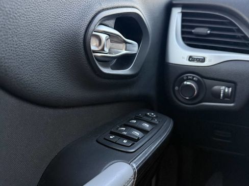 Used 2014 Jeep Cherokee Sport image 14