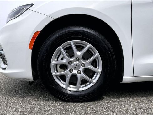 Used 2023 Chrysler Pacifica Touring-L FWD image 7