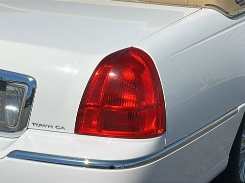 Used 2009 Lincoln Town Car Signature Limited image 6