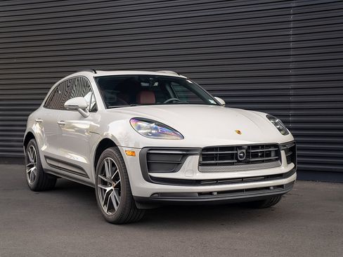 Certified 2025 Porsche Macan image 25