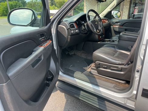 Used 2012 Chevrolet Suburban LT AWD/4WD image 12