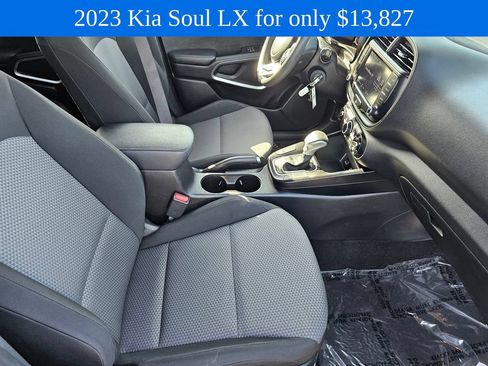 Used 2023 Kia Soul LX w/ LX Technology Package FWD image 11