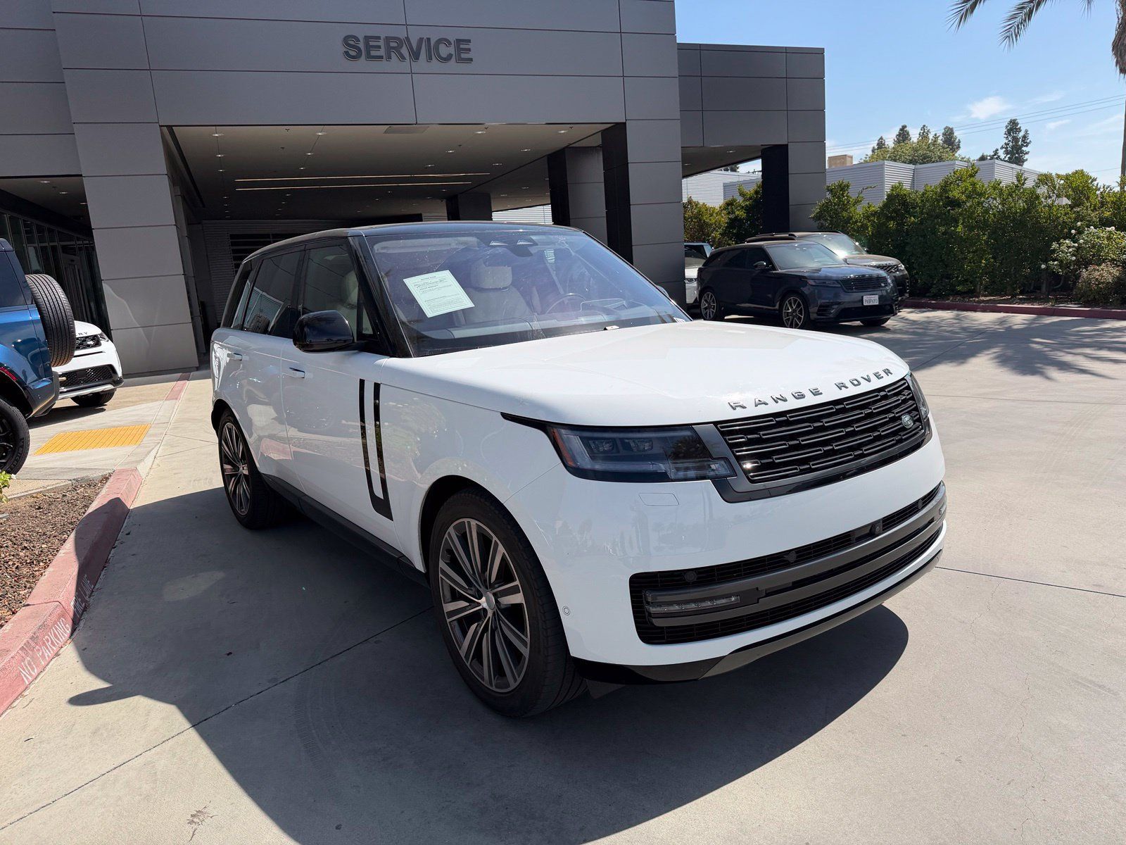 Used 2023 Land Rover Range Rover SE AWD/4WD image 3