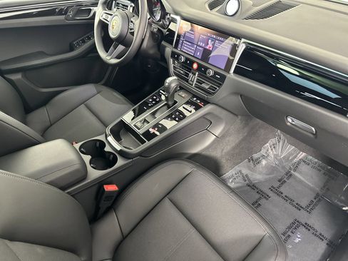 Certified 2026 Porsche Macan AWD/4WD image 18