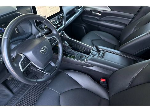Used 2025 Toyota Grand Highlander AWD image 10