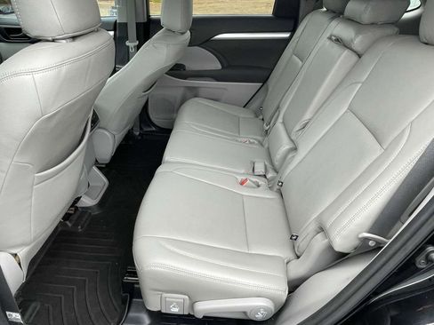 Used 2019 Toyota Highlander LE image 12
