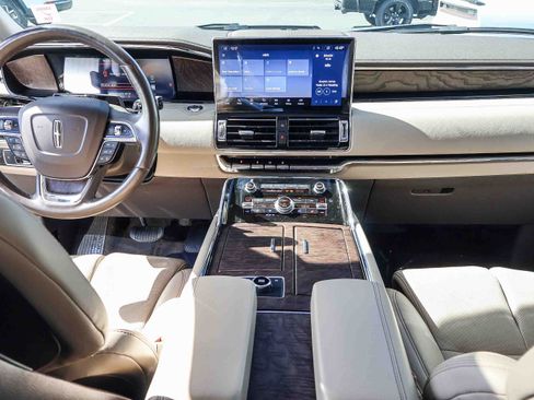 Used 2023 Lincoln Navigator Reserve image 10