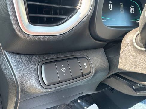 Used 2025 Hyundai Venue SE FWD image 22
