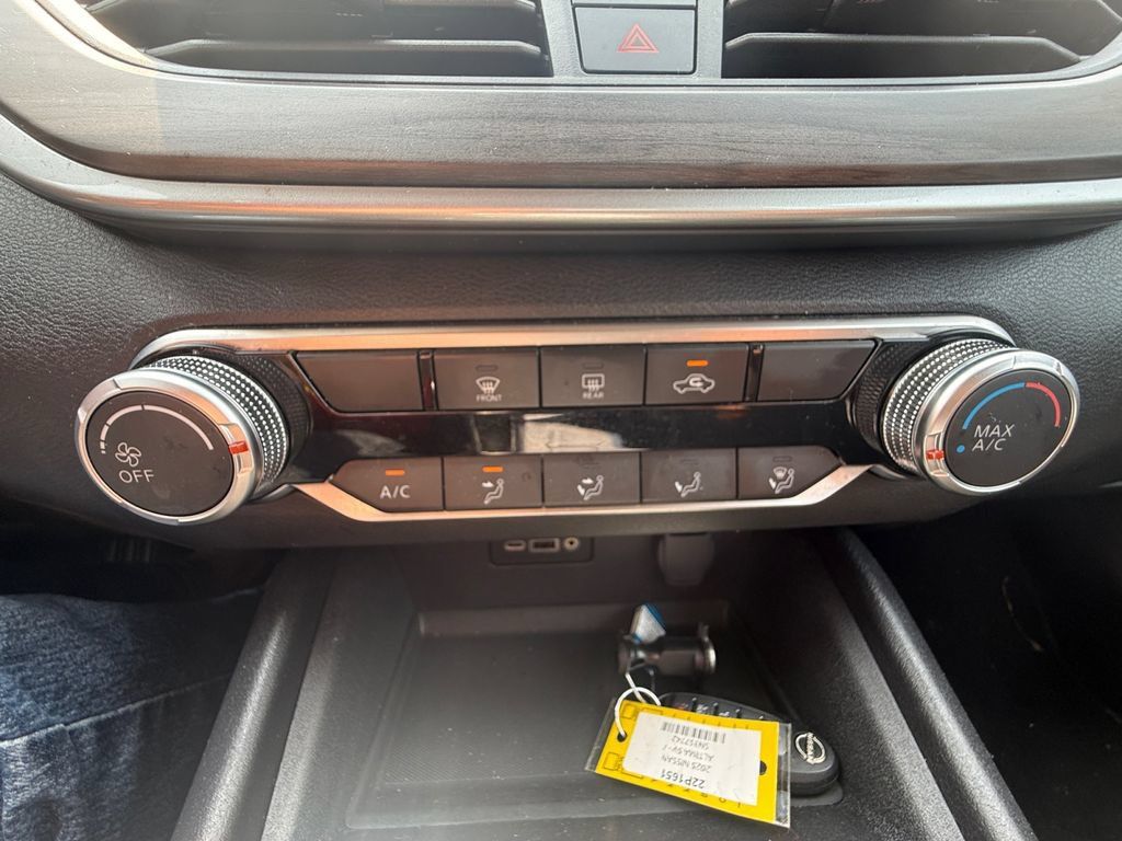 Used 2025 Nissan Altima 2.5 SV FWD image 30