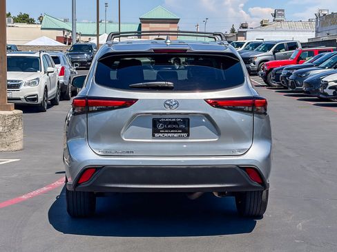Used 2023 Toyota Highlander XLE FWD image 3