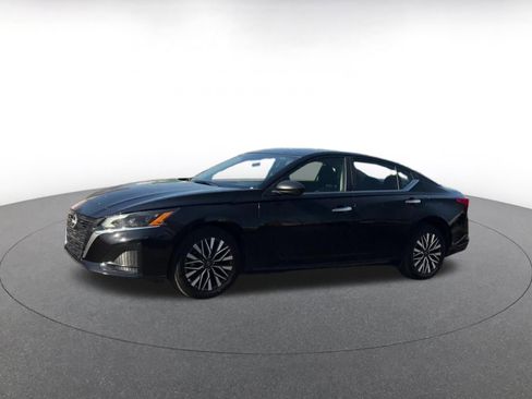 Used 2025 Nissan Altima 2.5 SV FWD image 8
